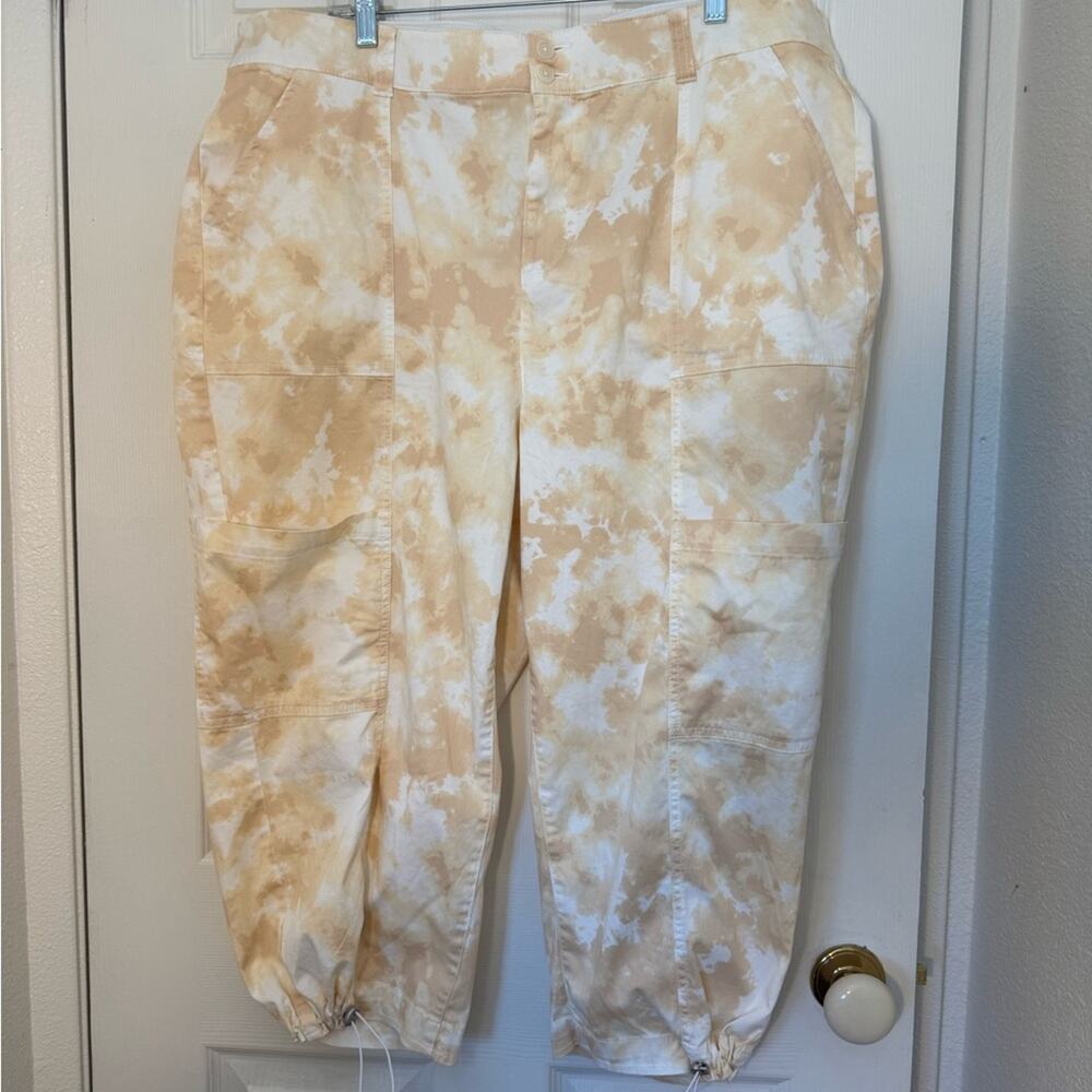 Lane Bryant Cargo Crops – Size 20 (Beige/white tie-dye wash)